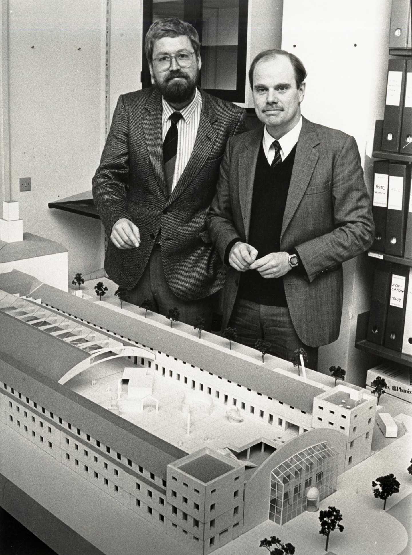 To mænd (direktør Asger Høeg og bestyrelsesformand Jannik Johansen) står bag ved en model af Eksperimentarium i Hellerup. 