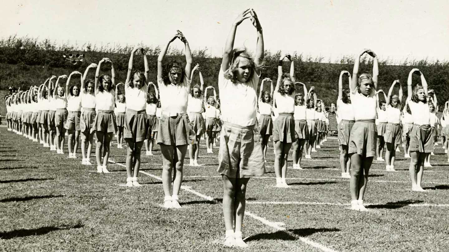 Piger til gymnastikstævne på Gentofte Stadion. Datering: Ca. 1940. Fotograf: Ukendt.