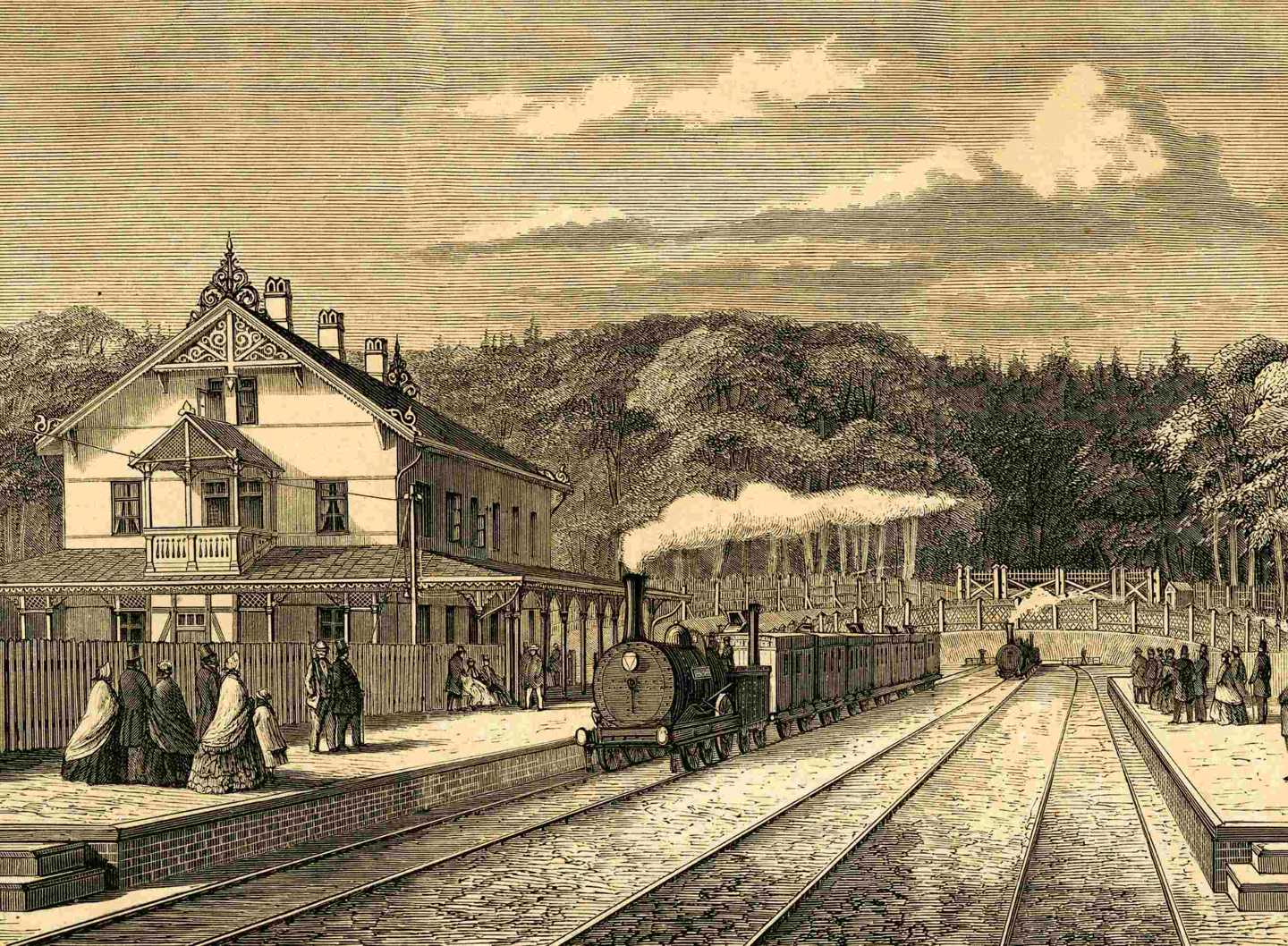 Tegning af den oprindelige station i Klampenborg. Ved perronen holder et damptog med 6 vogne. Passagererne på perronen bærer store kjoler, kyser og høje hatte.
