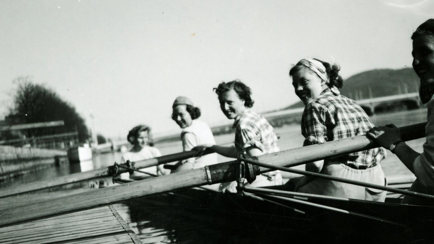 Besætning fra Damernes Roklub i Hellerup på plads i robåd. Datering: 1950. Fotograf: Ukendt
