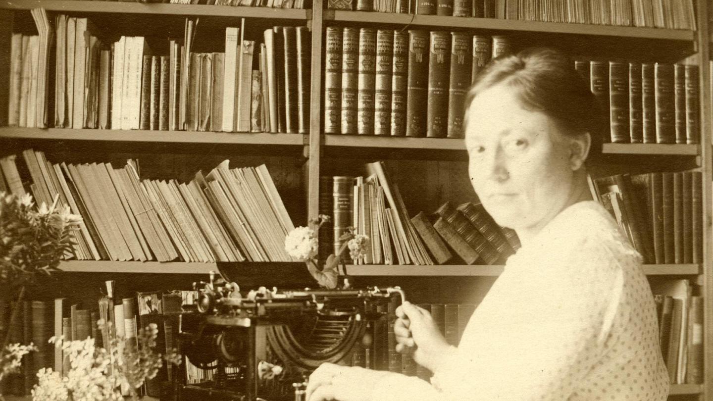 Bibliotekar Louise Nielsen arbejder ved sin skrivemaskine. Datering og fotograf ukendt.