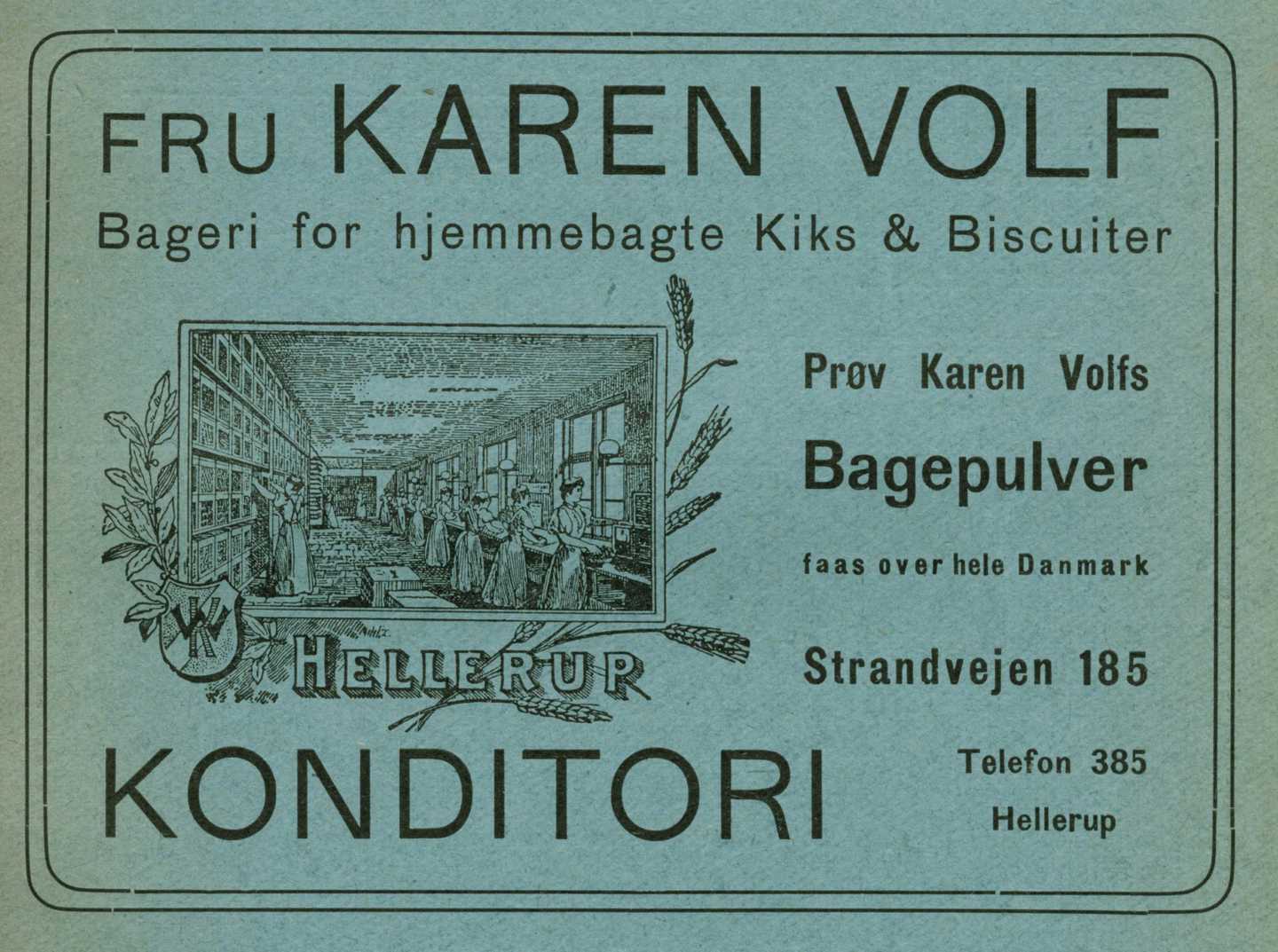 Ældre reklame for Karen Volffs bageri og bagepulver. Reklamen er på blå baggrund. Teksten fortæller om produkter, adresse og telefonnummer. En tegning viser kvinder i lange kjoler, der pakker småkager i dåser.