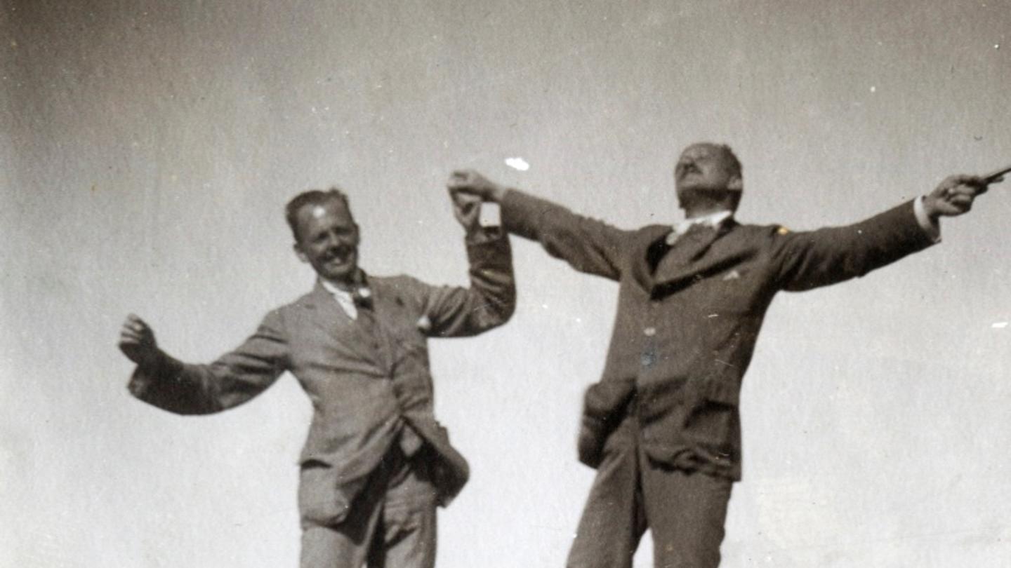 To mænd danser på skorsten. Datering og fotograf ukendt.