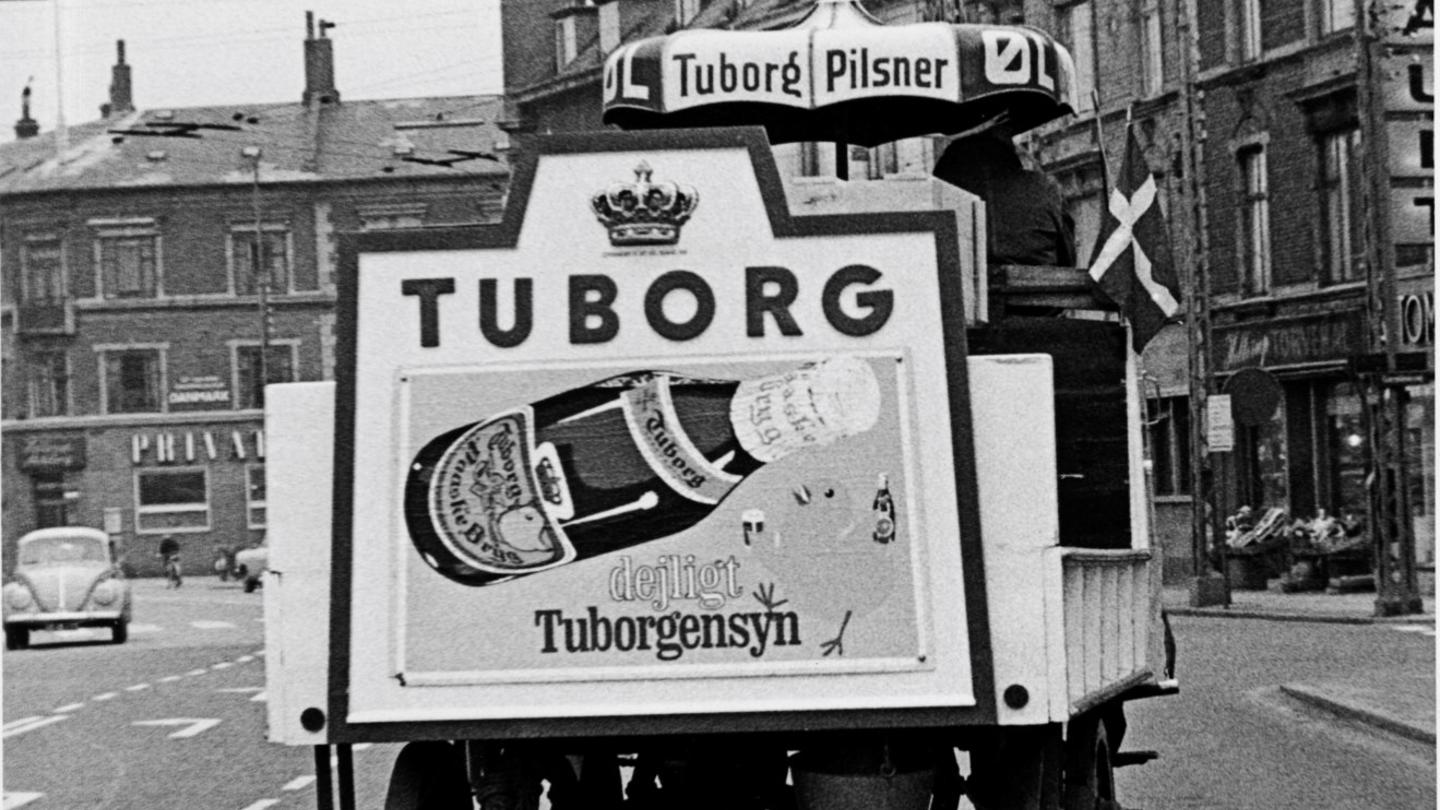 Tuborgvogn set bagfra med Tuborg reklame på bagklappen.