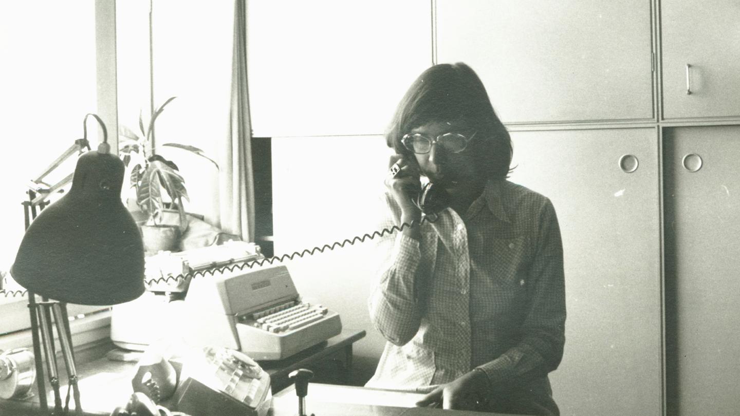 Kontorist taler i telefon. Datering: 1973. Fotograf: Ukendt.