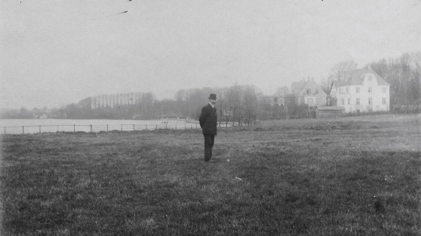 Slagtermester Valdemar Anders Christian Arildsen på familiens mark ved Søgårdsvej og Gentofte Sø. Datering: 1916. Fotograf: Ukendt. 
